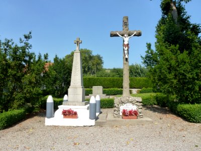 Sanghen (Pas-de-Calais) monument aux morts (stèle et croix)