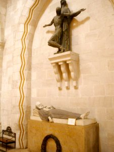 Santander - Catedral, Sepulcro de Marcelino Menéndez Pelayo, de Victorio Macho)