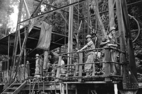 Sanga-Sanga In het oerwoud van Oost-Borneo worden onder bewaking van 1-3-11 RI, Bestanddeelnr 1615-3-1
