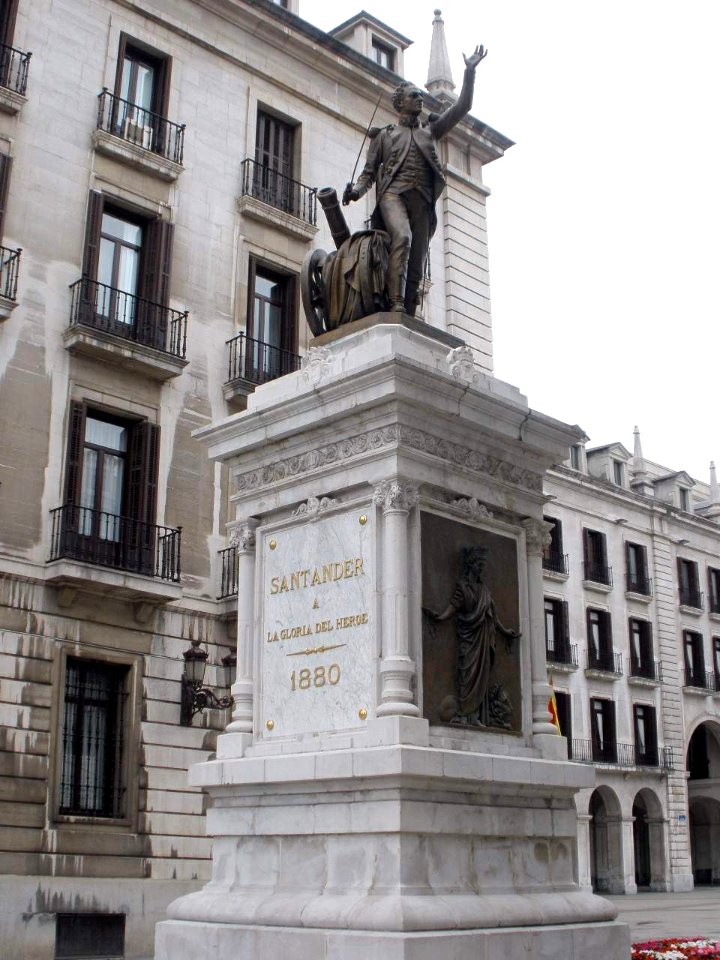 Santander - Plaza Porticada, monumento a Pedro Velarde 1