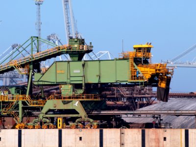 SANDVIK ship unloader photo