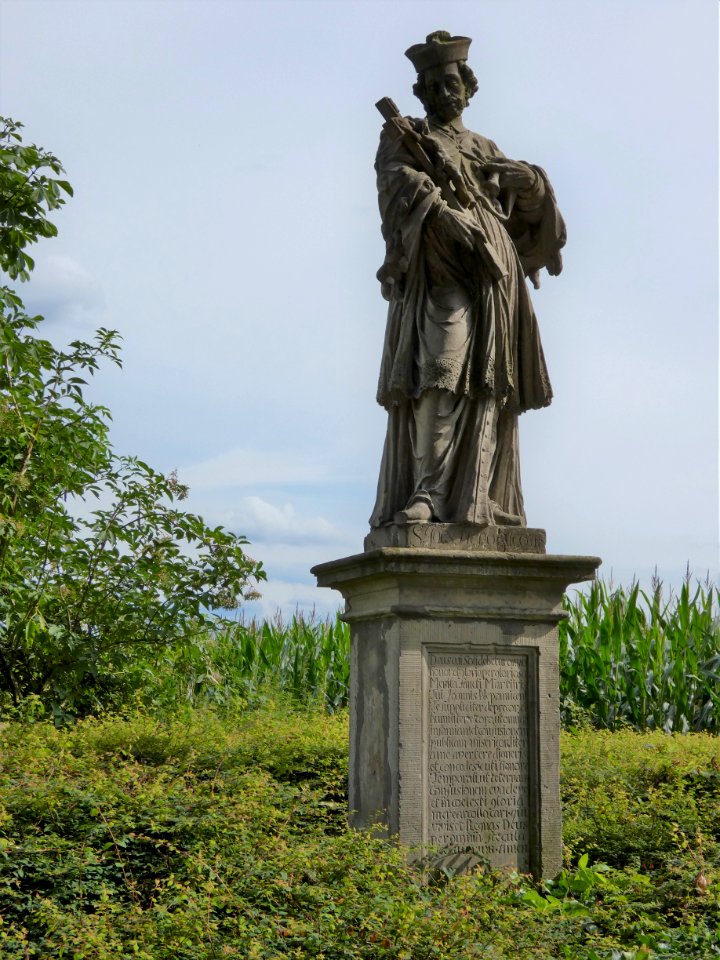 Sandsteinfigur mit Sockelanlage an der Hofzufahrt der Familie Kolve