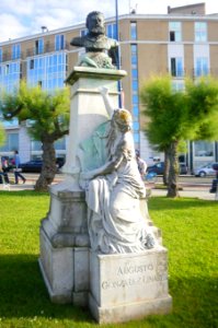 Santander - Avenida de Fernández Castañeda, Monumento a Augusto González Linares
