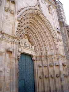 Santa María Real de Nieva - Monasterio de Nuestra Señora de Soterraña, portada gótica de la iglesia 04
