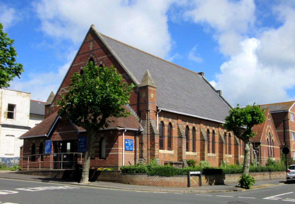 Sandown Baptist Church, Station Avenue, Sandown (July 2016) (2)