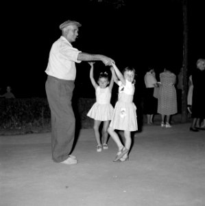 San Feliu (Costa Brava) Oude man danst sardana met twee kleine meisjes, Bestanddeelnr 254-0873