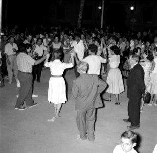 San Feliu (Costa Brava) Mensen dansen sardana op een plein twee oudere heren k, Bestanddeelnr 254-0868