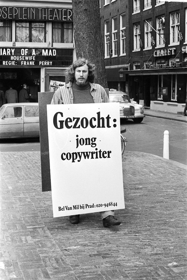 Sandwich-man met reclamebord Gezocht jong copywriter op het Leidseplein in A…, Bestanddeelnr 924-3698