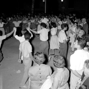 San Feliu (Costa Brava) Mensen dansen sardana op een plein, Bestanddeelnr 254-0865