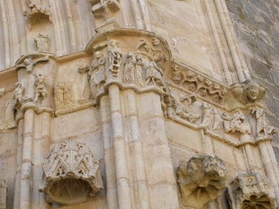 Santa María Real de Nieva - Monasterio de Nuestra Señora de Soterraña, portada gótica de la iglesia 09
