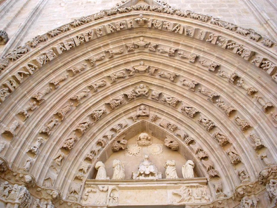 Santa María Real de Nieva - Monasterio de Nuestra Señora de Soterraña, portada gótica de la iglesia 03