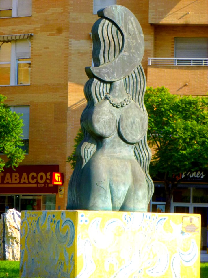 San Vicente del Raspeig - Rotonda del Parque Lo Torrent, escultura 'Dona Lluna', de Saülo Mercader 2