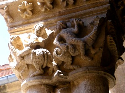 Santa María Real de Nieva - Monasterio de Nuestra Señora de Soterraña, claustro, capiteles 08