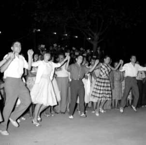 San Feliu (Costa Brava) Mensen dansen sardana op een plein, Bestanddeelnr 254-0869