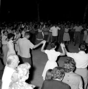 San Feliu (Costa Brava) Mensen dansen sardana op een plein, Bestanddeelnr 254-0867