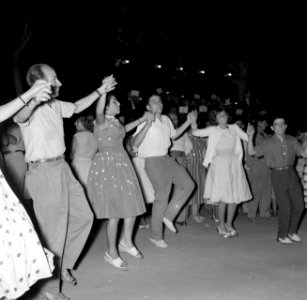 San Feliu (Costa Brava) Mensen dansen sardana op een plein, Bestanddeelnr 254-0870