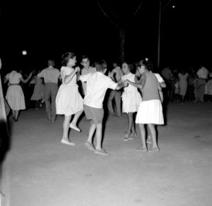 San Feliu (Costa Brava) Kinderen dansen sardana, Bestanddeelnr 254-0872