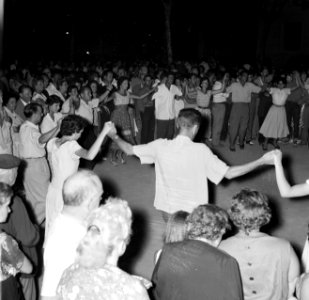 San Feliu (Costa Brava) Mensen dansen sardana op een plein, Bestanddeelnr 254-0866