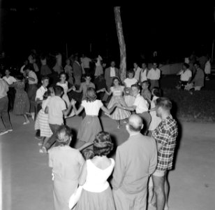 San Feliu (Costa Brava) Mensen dansen sardana op een plein, Bestanddeelnr 254-0864