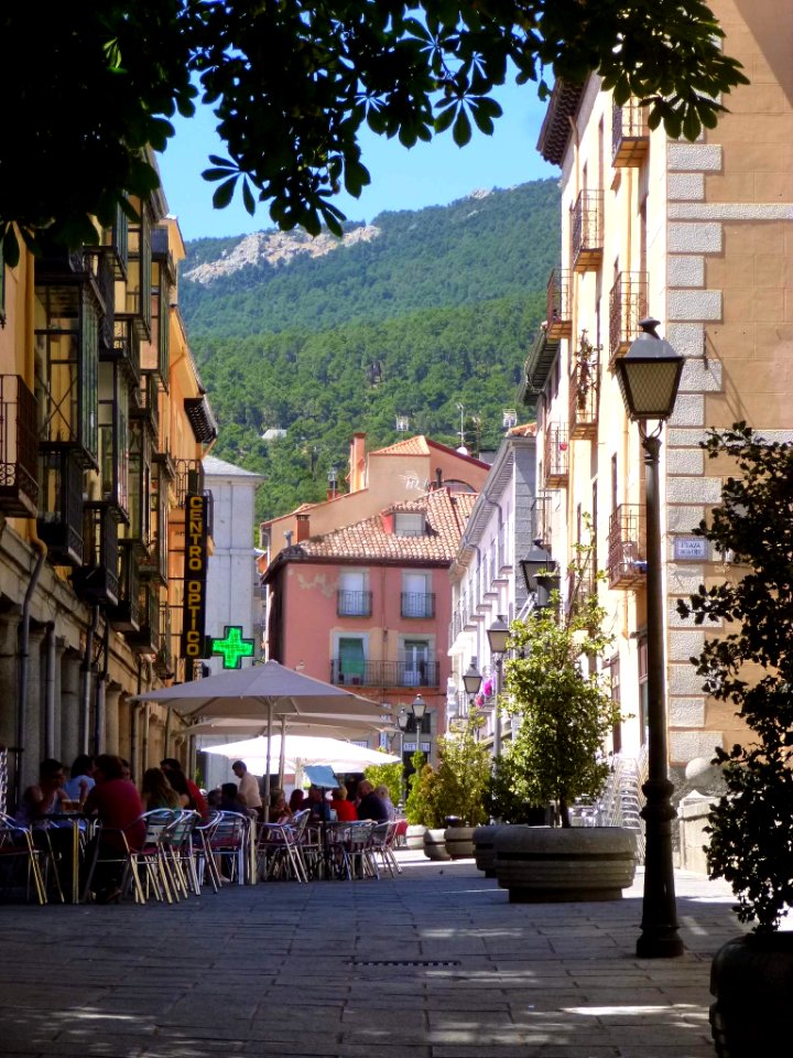 San Lorenzo de El Escorial - Plaza Jacinto Benavente 5