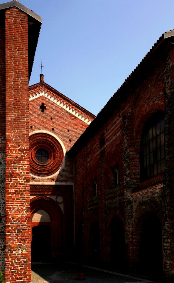 San Nazzaro Sesia Abbazia facciata trequarti