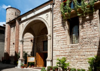 San Lorenzo a Verona, ingresso