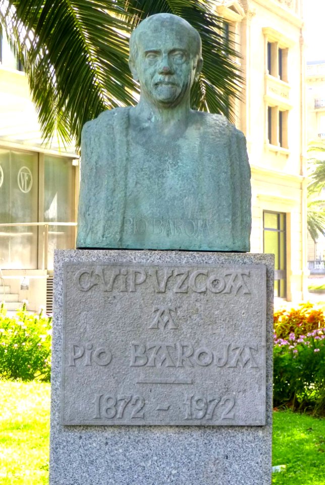 San Sebastián - Jardines de Reina Regente, Monumento a Pío Baroja