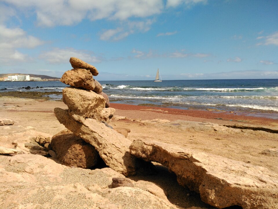 Waves stones pyramid