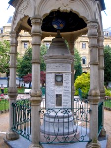 San Sebastian - Plaza de Gipuzkoa, Templete astronómico-meteorológico 1