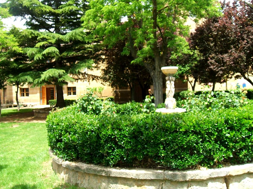 San Vicente de la Sonsierra - Zona ajardinada en el exterior de la Basílica de Nuestra Señora de los Remedios 1