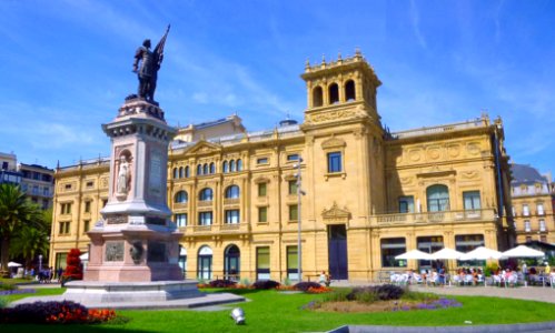 San Sebastian - Monumento a Antonio de Oquendo y Teatro Victoria Eugenia