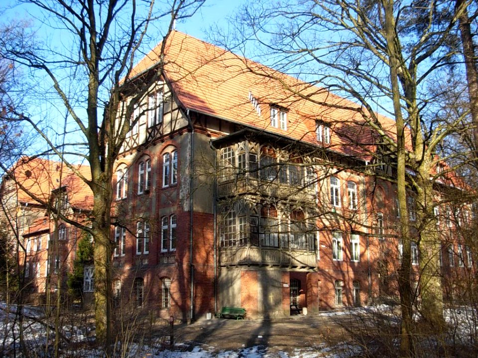 Sanatorium w Smukale skrzydło wsch 03 2011