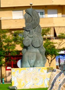 San Vicente del Raspeig - Rotonda del Parque Lo Torrent, escultura 'Dona Lluna', de Saülo Mercader 1