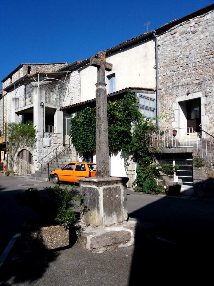 Ruoms - Place de la République - Croix
