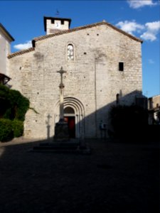 Ruoms - Place de l'Église - Croix et église