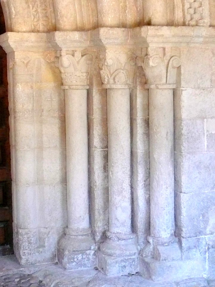 San Zadornil - Iglesia de San Saturnino, portada 3
