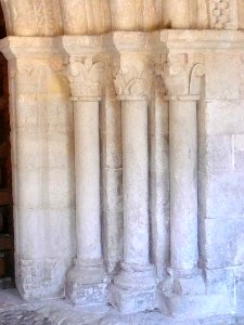 San Zadornil - Iglesia de San Saturnino, portada 3