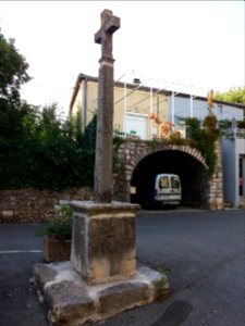 Ruoms - Place de la République - Croix 2