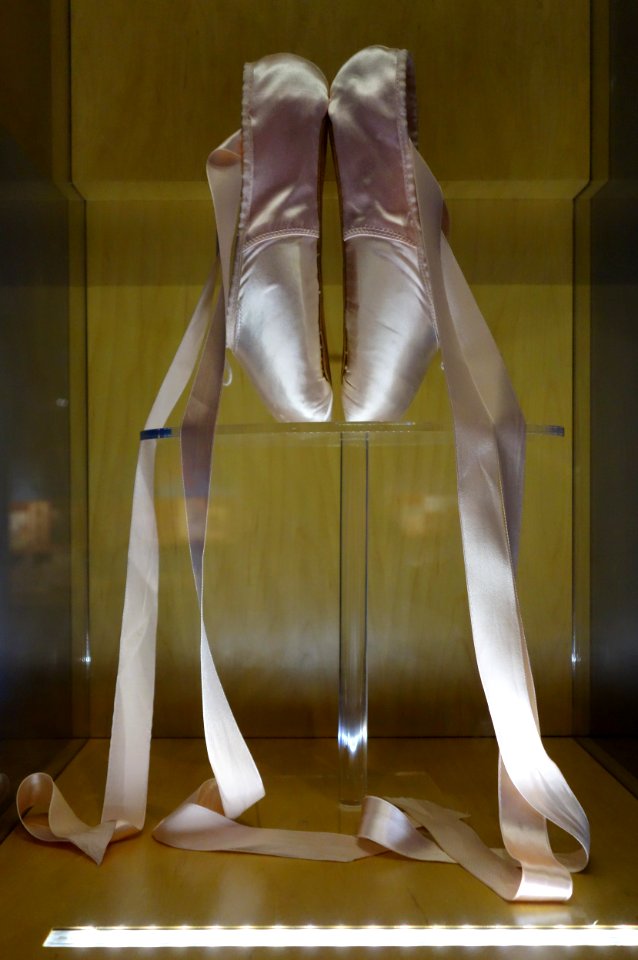 Russian ballet pointe shoes, 1997, silk - Bata Shoe Museum - DSC00244