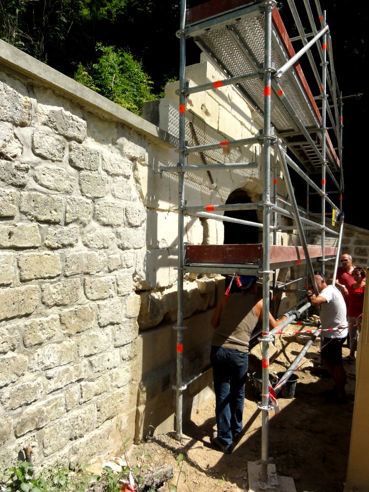 Sancy-les-Cheminots (Aisne) fontaine-lavoir en travaux (01)