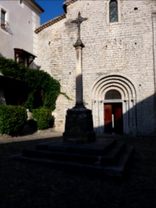 Ruoms - Place de l'Église - Croix