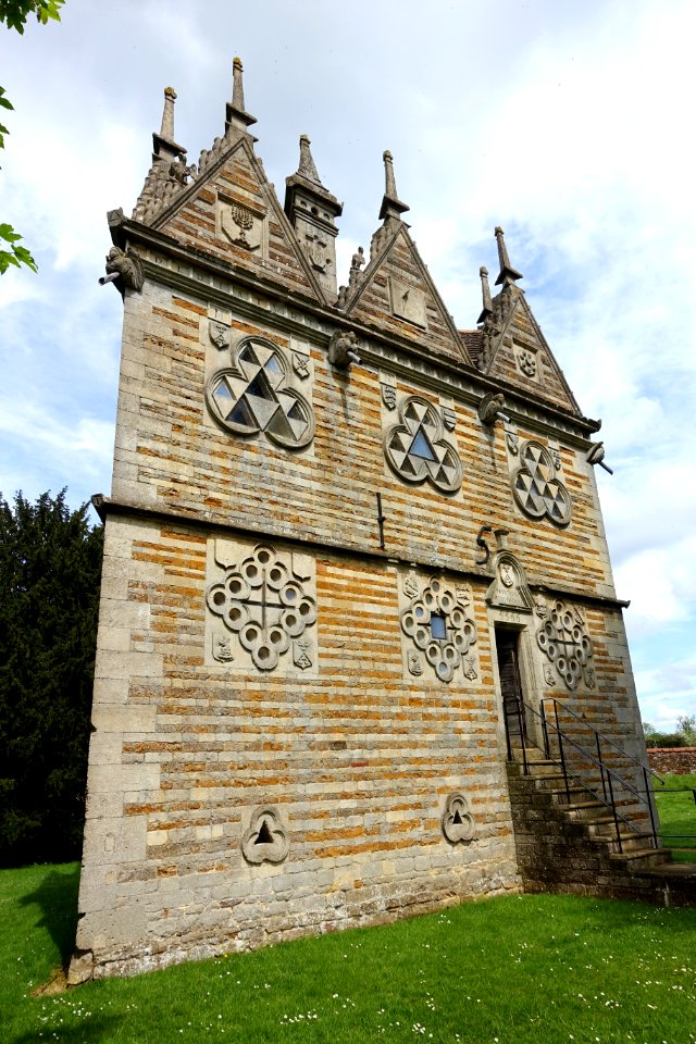 Rushton Triangular Lodge, side 15 - Northamptonshire, England - DSC09391