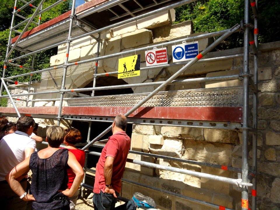 Sancy-les-Cheminots (Aisne) fontaine-lavoir en travaux (02)