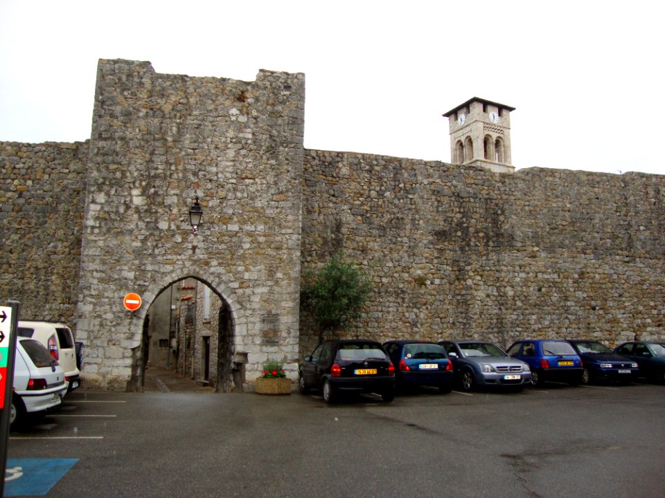 Ruoms (Ardèche, Fr) Porte Sud-Est avec remparts
