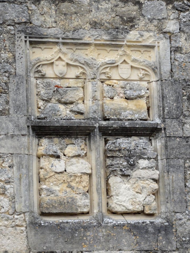 Rupt-aux-Nonains (Meuse) blasons sur façade maison