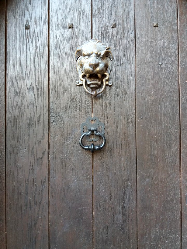 Ruoms - Vieille ville - Place de la Paix - Porte au numéro 7