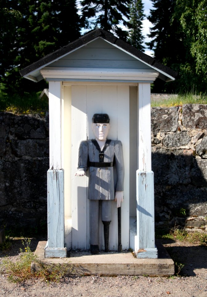 Ruovesi church poor man statue 20110706