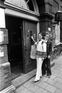 Russische dissident Amalrik en echtgenoot in Amsterdam wandelend, Andrej en Gjoe, Bestanddeelnr 928-6988