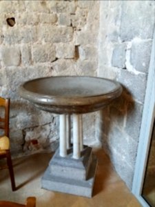 Ruoms - Église Saint-Pierre-aux-liens - Fonts baptismaux