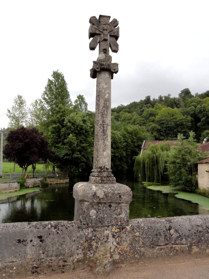 Rupt-aux-Nonains (Meuse) pont sur la Saulx (02), la croix